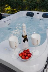 帕奇斯Pachis Escape Suites的一瓶香槟和一碗草莓浴缸