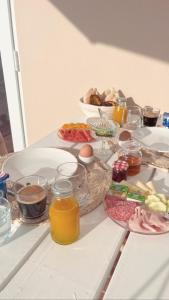 Montes de AlvorGuesthouse Casa Felicia的一张桌子上放着许多盘子的食物