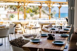 坎佩略Dormio Resort Costa Blanca Beach & Spa的餐厅里一张桌子,上面放着酒杯