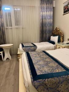 伊斯坦布尔伊思塔永酒店 的酒店客房设有两张床和一张桌子。