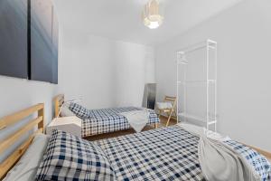 拉桑塔Home2Book Charming Apartment Tinajo, Wifi的一间带两张床和电视的卧室
