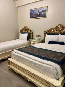 伊斯坦布尔伊思塔永酒店 的配有两张床的房间的两张床