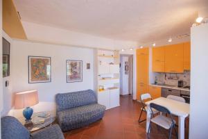 费拉约港HelloElba Appartamento Le Tortore的带沙发和桌子的客厅以及厨房。