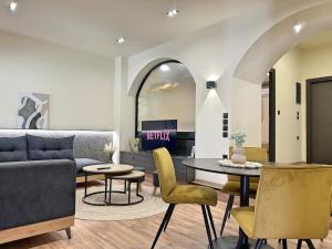 埃雷特里亚Oasis Luxury Apartments的客厅配有沙发和桌子