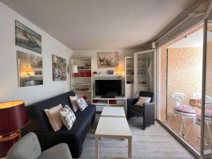 圣艾格夫Appartement Saint-Aygulf, 2 pièces, 4 personnes - FR-1-226A-88的带沙发和电视的客厅