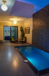 马拉喀什Douiria salix agafay的客厅中央的游泳池