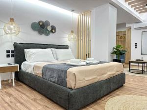 埃雷特里亚Oasis Luxury Apartments的一间卧室,卧室内配有一张大床