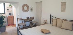 MonterosiIL GIARDINETTO di Dilyana的卧室配有一张床和一张桌子及椅子