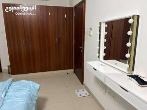马斯喀特One Bed Room Apartment Muscat Hills的浴室设有镜子和带水槽的台面