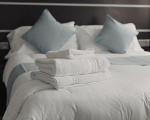 埃布韦尔Level Inn的床上的一大堆毛巾