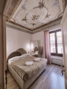 佛罗伦萨纳西拉旅馆的一间卧室设有一张带天花板的大床