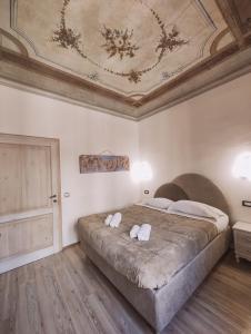 佛罗伦萨纳西拉旅馆的一间卧室配有一张大床和两条毛巾