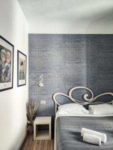 佛罗伦萨纳西拉旅馆的一间卧室配有一张灰色墙床