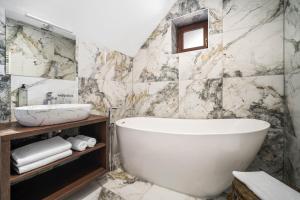 特尔纳瓦Hotel MAXPLAZA的带浴缸和盥洗盆的浴室