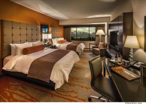 斯德特莱恩Golden Nugget Lake Tahoe的酒店客房配有两张床和一张书桌