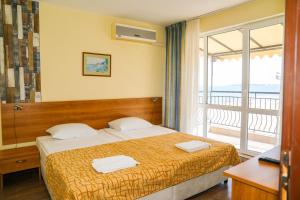 阳光海滩Hotel Star的酒店客房设有一张床和一个阳台。