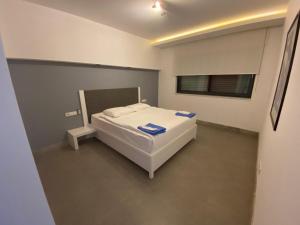 锡德Q SPA RESİDANCE的一间小卧室,配有白色的床和窗户
