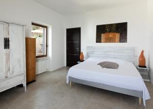 圣费利切-奇尔切奥Claro De Lua Circeo B&B的白色的卧室设有床和窗户