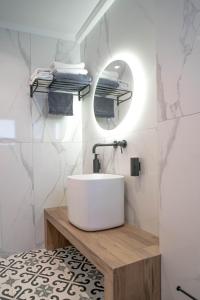 斯卡拉Agistri Beach的浴室设有白色水槽和镜子