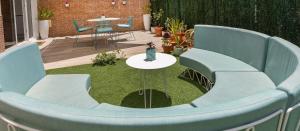 拉奥利瓦Casa MIMAR - moderna, jardín y wifi fibra 1 GB, ideal para vacaciones y teletrabajo的一个带蓝色椅子和桌子的小型花园