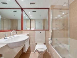 斯瑞德伯斯瑞德伯阿尔卑斯山酒店的一间带水槽、卫生间和淋浴的浴室