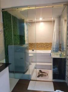 万象Muong Thanh Luxury Condo 5min walk to Thai Consular的一间带玻璃淋浴和卫生间的浴室