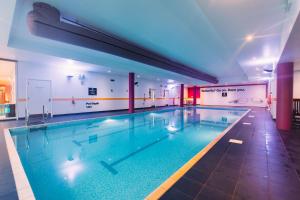 阿马经典英国阿尔马城市酒店的大楼内的大型游泳池