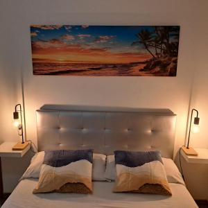 大加那利岛拉斯帕尔马斯Bluebeach的一间卧室配有一张壁画床