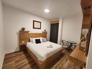 提比里亚מלון טיבריא的一间卧室配有一张床和一张桌子
