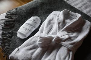 易拉斯加威拉普兰萨迦酒店的床上一双袜子和一根鞋