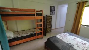 São PedroCasa JPi的一间卧室配有两张双层床。