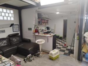 贝里奥帕拉诺Sanfermines Loft Industrial的一间带真皮沙发的客厅和一间厨房
