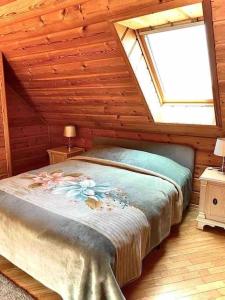 BaložiVillaSun的小木屋内一间卧室,配有一张床