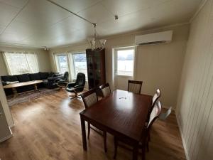 Enesi holiday house的客厅配有木桌和椅子