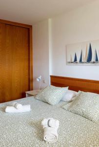 梅罗那瑞斯Apartamento Maypa 2 Salitre的卧室配有2条毛巾。