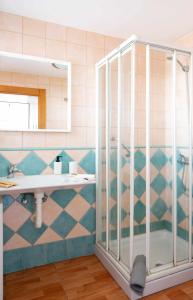 梅罗那瑞斯Apartamento Maypa 2 Salitre的一间带水槽和淋浴的浴室