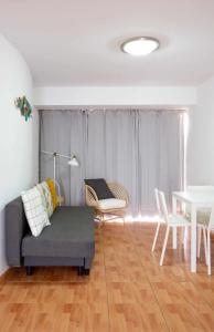 梅罗那瑞斯Apartamento Maypa 2 Salitre的客厅配有沙发、椅子和桌子