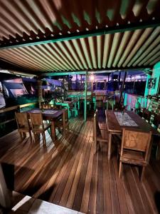 戈亚斯州上帕莱索Chalés Alto Da Estância的一间在甲板上配有木桌和椅子的餐厅