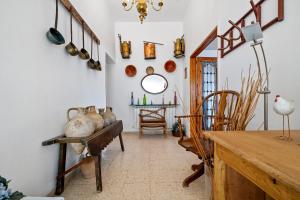 阿尔塔夫拉Hauzify I Villa del Castell的一间带桌子和一些木椅的用餐室
