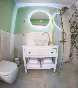 乌宗Suit Rabando Uzungöl的一间带水槽、卫生间和镜子的浴室