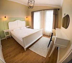 乌宗Suit Rabando Uzungöl的卧室配有白色的床和窗户。