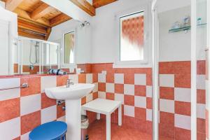 索亚诺德拉戈[Piscina Panoramica] - La Casa Volante的一间带水槽和镜子的浴室