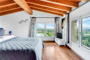 索亚诺德拉戈[Piscina Panoramica] - La Casa Volante的一间卧室设有一张床和大窗户