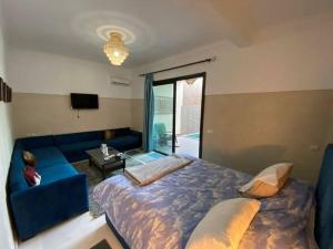 马拉喀什Douiria salix agafay的一间卧室配有蓝色的床和蓝色的沙发