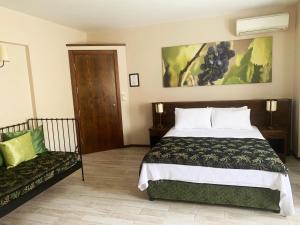 博兹贾阿达岛神话酒店的一间卧室配有一张大床和一张沙发