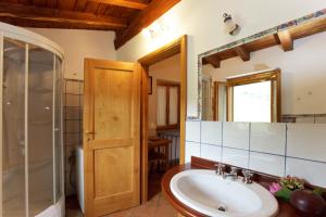 Calice al CornoviglioI due Ghiri的一间带水槽、淋浴和镜子的浴室