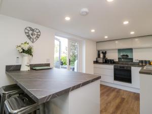 索尔塔什Riverview 1 Brunel View的厨房配有白色橱柜和台面
