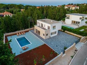 Donje SeloVilla Molaris的享有带游泳池的房屋的空中景致