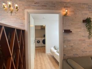 奥尔堡Aalborg - Beautifully renovated luxus apartment的一间设有砖墙走廊的房间