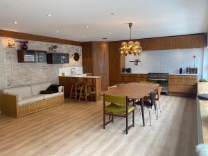奥尔堡Aalborg - Beautifully renovated luxus apartment的厨房以及带桌子和沙发的客厅。